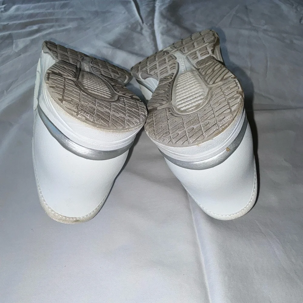 Skechers sleek white